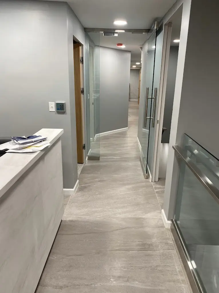 Интерьер на странице центра аллергологии Mill Basin